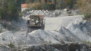 Самосвал для суровых условий БЕЛАЗ-7540 спуск и подъем в карьере