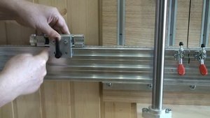 Упор с микрорегулировкой из конструктивного алюминиевого профиля для форматной настенной пилы