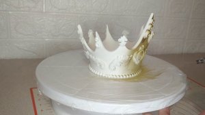 Торт с короной.Простое оформление торта для девушки.