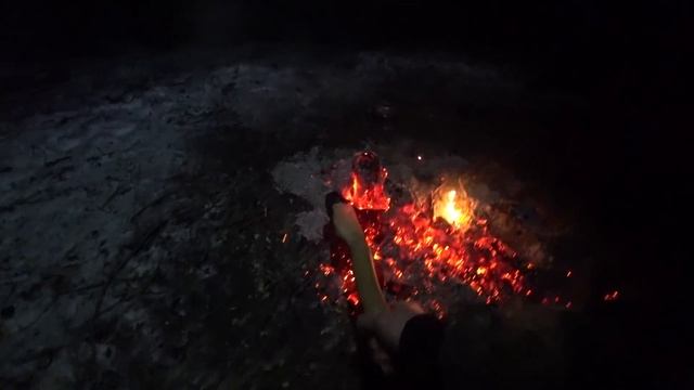 Ночевка зимой в палатке с предподогревом земли смотреть онлайн