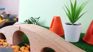 Деревянная железная дорога. Игрушечные поезда и паровозы. Игрушки для детей