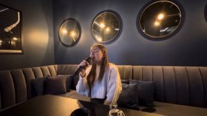 Кавер «Конь» Любэ. Девушка поет в караоке