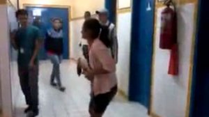 Mãe carrega desesperada perna de filho amputada dentro de hospital Guaraciaba-Ce