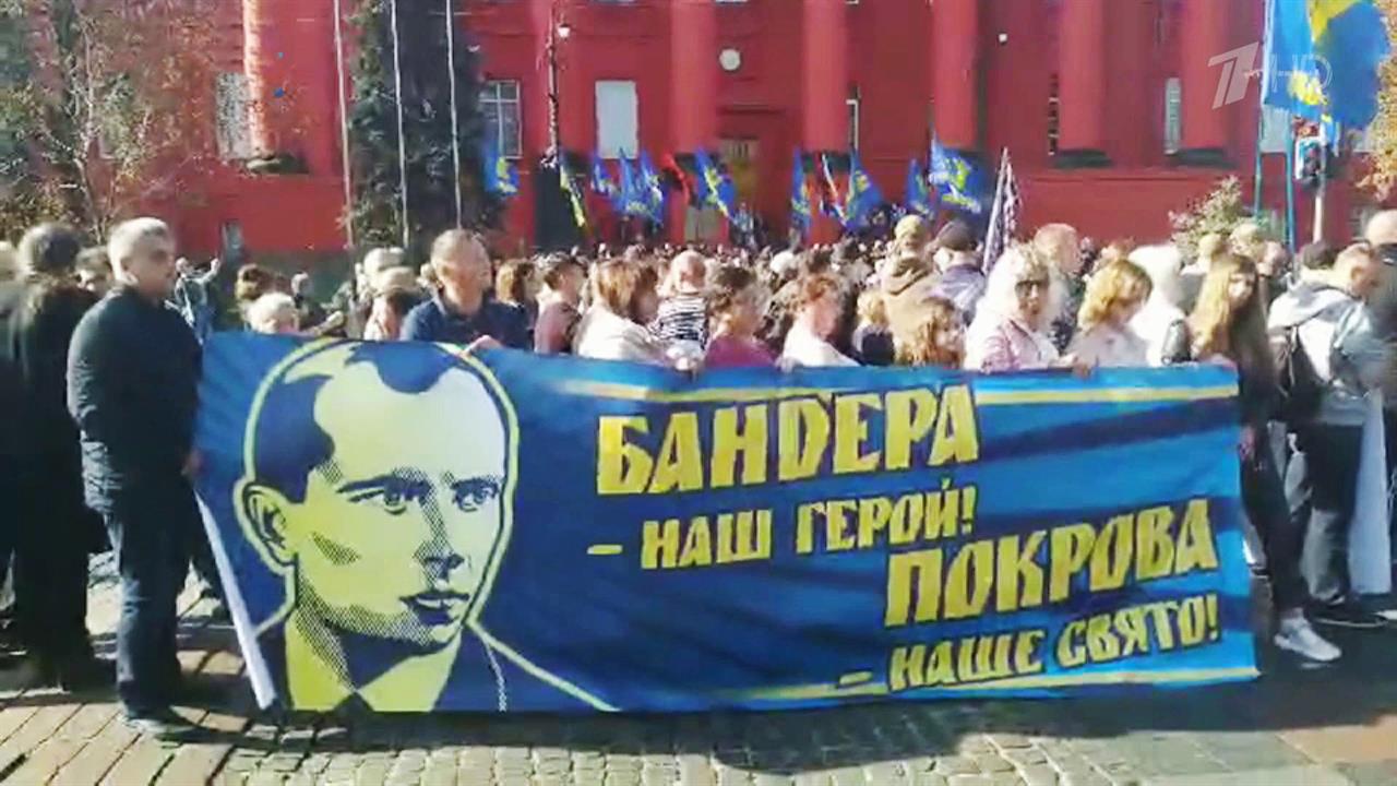 Украинский премьер выступил на сцене, на которой позже дали представление рокеры-неонацисты