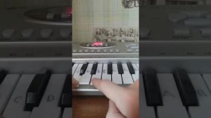 Учимся играть на синтезаторе.«В траве сидел кузнечик»