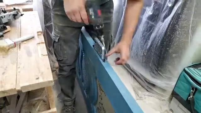 Выборка отверстия под магнитный замок в межкомнатной двери смотреть онлайн