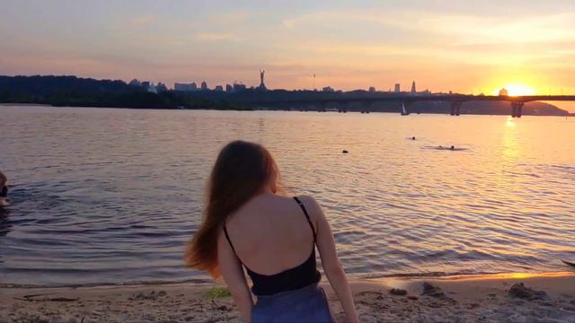 Не привязывайся к моментам. Будь они хорошие или плохие, они все проходят😒 (Olga Maly Video)