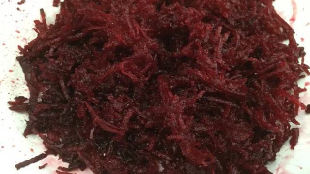 Свекольный салат с творогом и красным луком