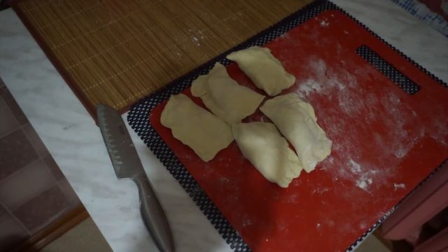 Слойки с курицей на сковороде. Простой недорогой рецепт. Быстро, просто, вкусно)