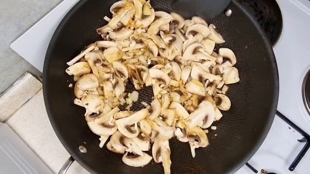 КУРИНЫЕ фрикадельки в сливочно-грибном соусе. CHICKEN meatballs in creamy mushroom sauce.