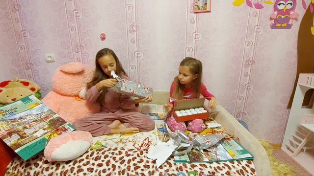 Настюша с Дашулей розпечатывают  сюрприз від Миколайчика 19.12.2020г.