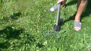 Дачники, дерзайте! Как удалить многолетние сорняки? Корнеудалитель Fiskars. Практическое видео