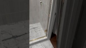 Душевая перегородка распашная во внутрь.