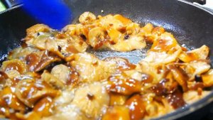 Зимний опенок (фламмулина бархатистоножковая) жаренный со сметаной и луком