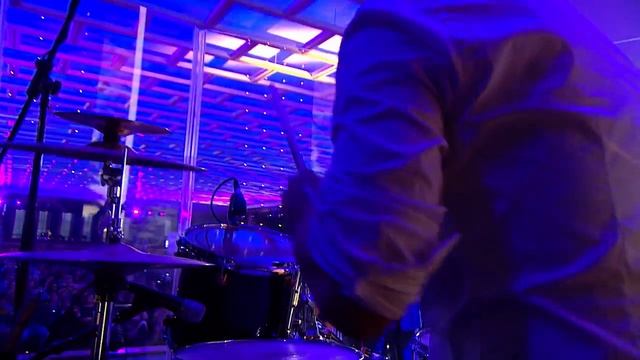 живой исполнять