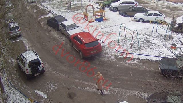 Девушка ударила 3 авто на Быстринской улице в Сургуте