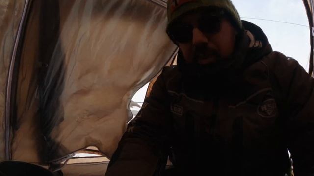 Рыбалка на НАЛИМА с комфортом зимой в ОЧЕНЬ сильный ветер. Зимний поход с палаткой.
