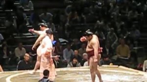 TAKAYASU HIGASHI JURYO 1   vs.  TAMANOSHIMA  Sekiwake  5-10-2011 (3rd day bouts)he won;)