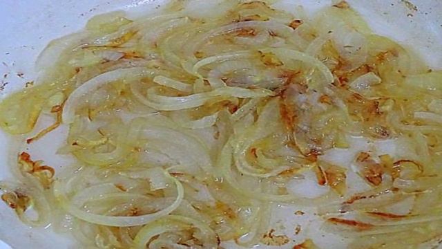 Хек в панировке из крахмала с луком