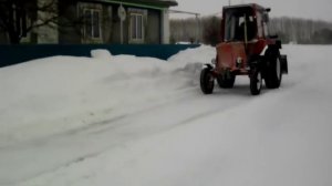 Уборка снега тракторм т 25 после сутки метели.