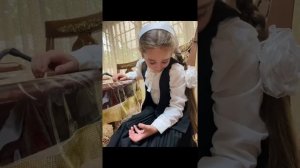 1 сентября 2 сентября??? маленькая девочка плачет после того как пошла в первый класс