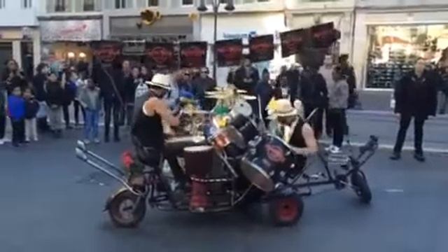 Уличные барабанщики - креативная реклама кафе ресторана Hard Rock Cafe