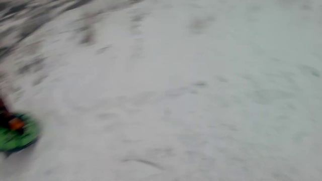 Катаемся зимой с горки на бубликах.
