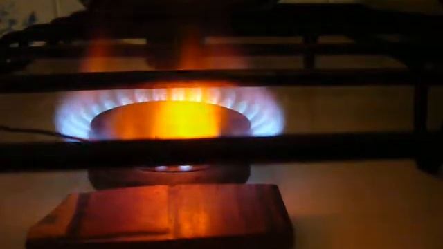 плавим медную проволоку 3мм толщиной в пламени бытовой печки смотреть онлайн