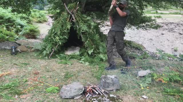 Укрытие под медленным дождем в лесу смотреть онлайн