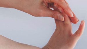 Немеют руки и пальцы? Срочно сделай ЭТО, пока не поздно!