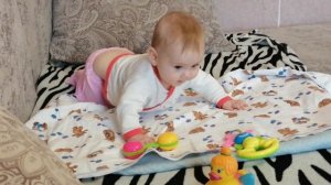 Ребёнок учится ползать