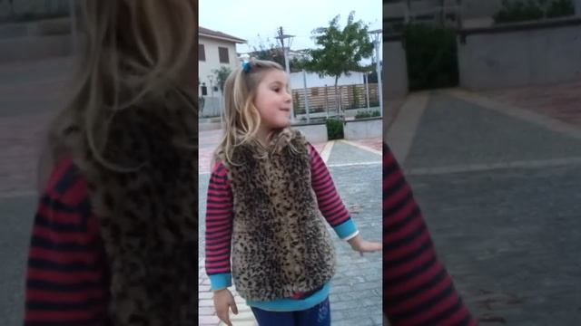 "мама спит, она устала" исполняет Элиза смотреть онлайн