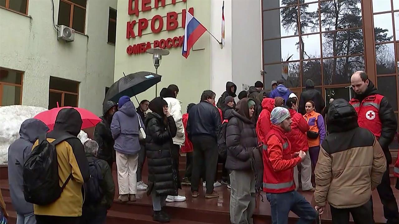 Многие люди приходят сдавать кровь, чтобы помочь пострадавшим в теракте