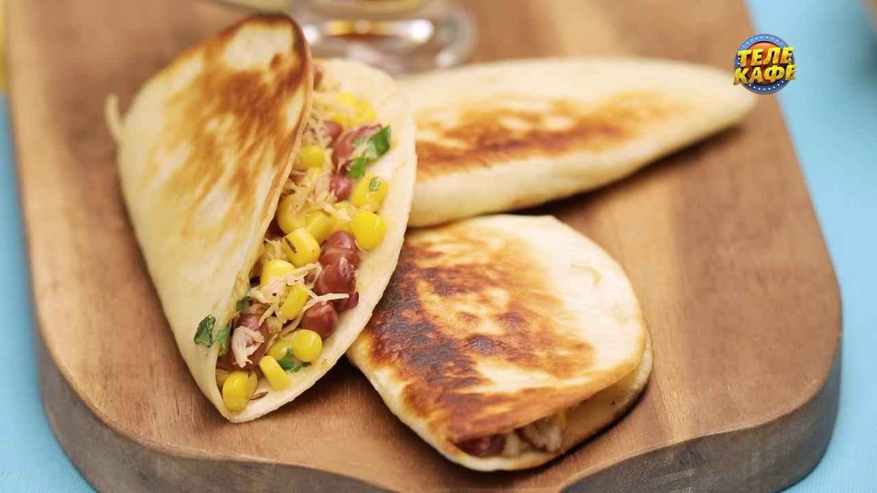 Домашняя кесадилья с фасолью и соусом сальса
