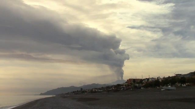 СТРАШНО ЛИ ЖИТЬ РЯДОМ С ВУЛКАНОМ-IL VULCANO ETNA смотреть онлайн