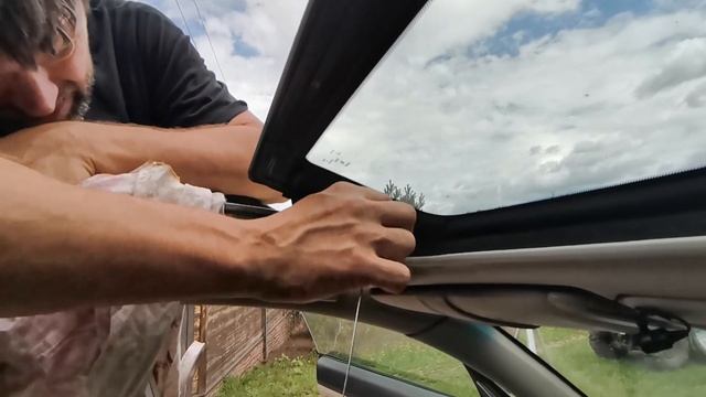 Как прочистить дренаж люка автомобиля / Разводы после дождя в салоне автомобиля
