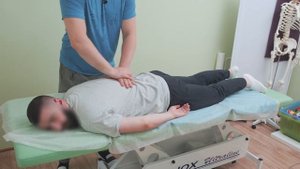 Правка позвоночника и суставов молодого мужчины, мануальная терапия в Москве