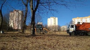 Мусоровоз застрял. Как вытащить мусоровоз из грязи? Есть лишь один способ.