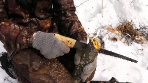 Добыча огня трением в зимнем лесу