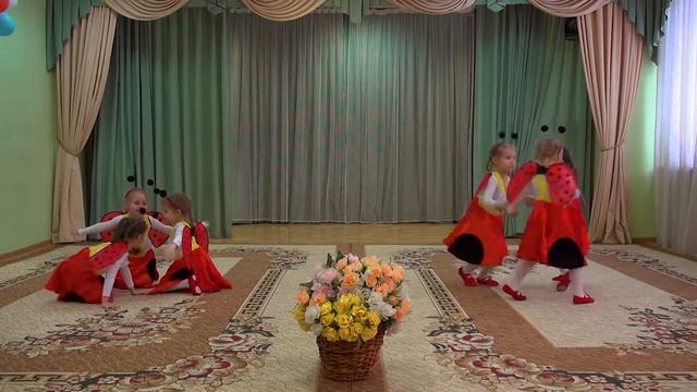 Детский танец Божьи коровки (дети 4 лет) смотреть онлайн