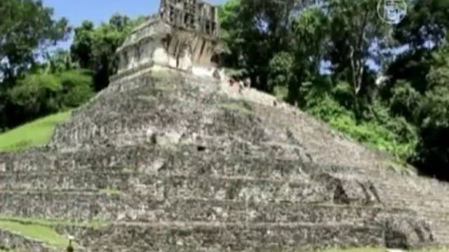 В древнюю гробницу правителя майя вошли археологи смотреть онлайн