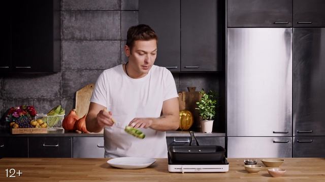 Стейк из брокколи с соусом унаги, тыквенными семечками и салатным миксом.