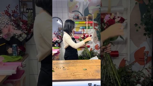 Как сделать очень пышный и интересный букет из роз ,ягода декор и дизайнерское оформление смотреть онлайн