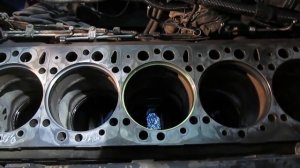Ремонт блока цилиндров двигателя MAN D2866. Видео