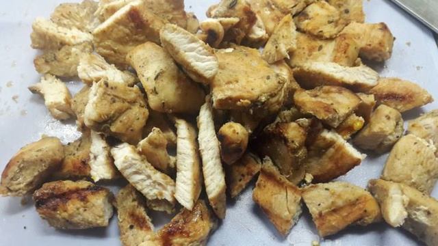 Салат Цезарь с чесночными сухариками