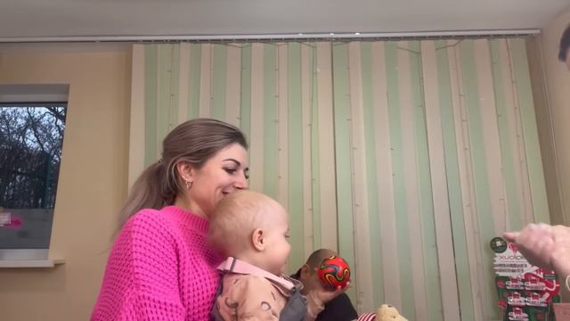 Николь и Доминика получили ПЕРВЫЙ УКОЛ В УШИ. Первые ГРАМАТЫ ДЕВОЧЕК Крейзи лфйф смотреть онлайн