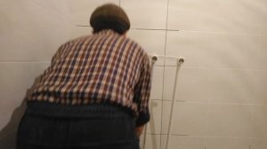 Облицовка ванной комнаты керамической плиткой.