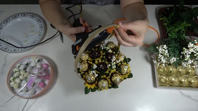 БУКЕТ ИЗ КОНФЕТ Ferrero  /в корзинке своими руками/ Сладкий ПОДАРОК