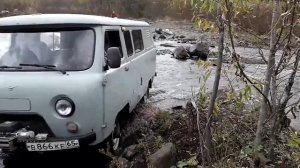 Преодоление водной преграды на Внедорожнике УАЗ Буханка.