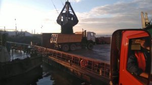 Погрузка щебня плав краном